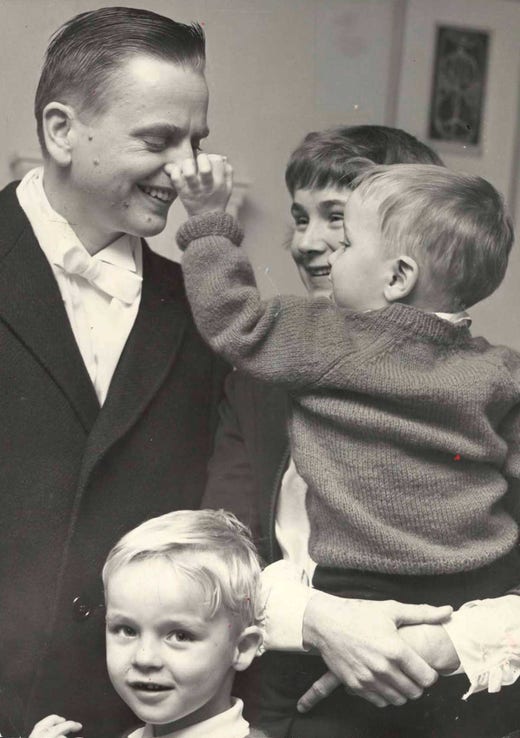 I radhuset i Vällingby förbereder sig stjärnskottet Olof Palme för utnämning till minister i Tage Erlanders regering 1963. Makan Lisbet och sönerna Joakim, 5, och Mårten, 2. Foto:Bengt Almquist