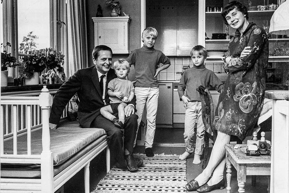 Statsministern hemma i radhuset i Vällingby 1969: pappa Olof, barnen Mattias, 16 månader, Joakim 11, Mårten, 7, och mamma Lisbet, 38. Foto: Jan Delden/XP/TT