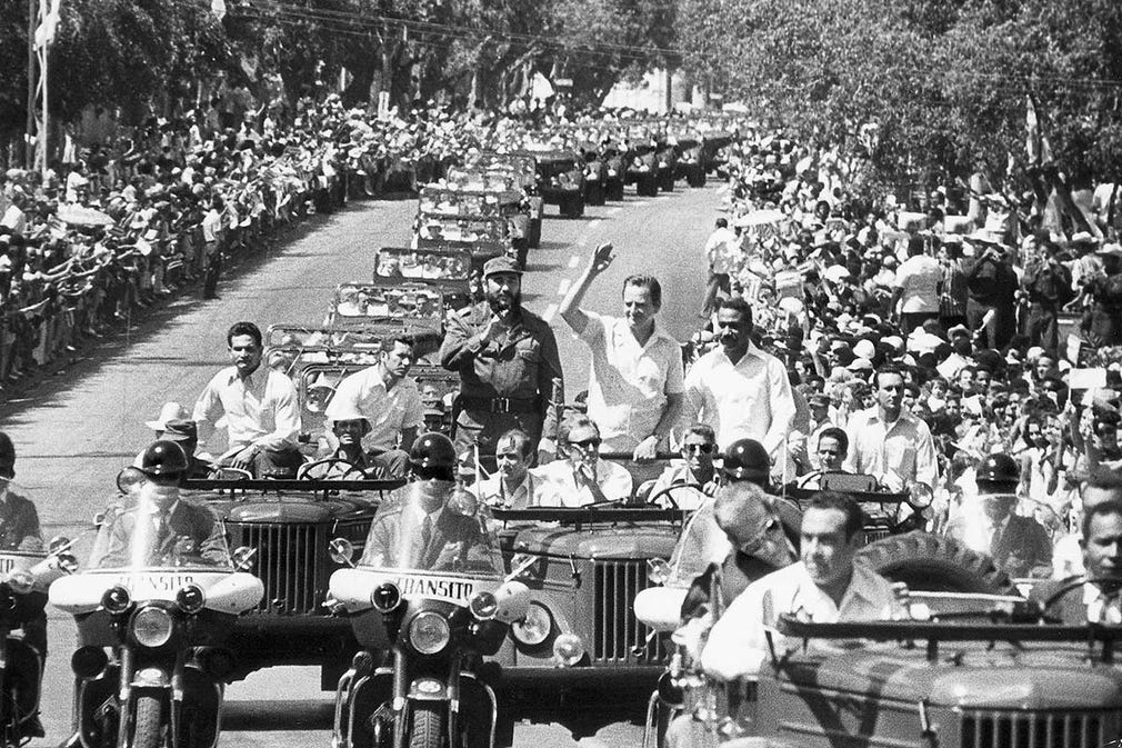 Olof Palme och Fidel Castro vinkar till folkmassorna när de åker kortege genom Santiago de Cuba vid Palmes Latinamerikaresa 1975. Foto: TT.