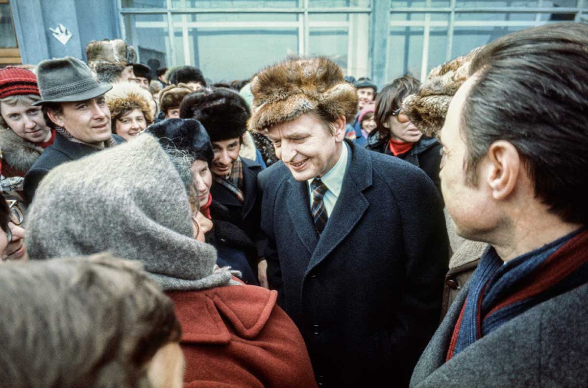 Olof Palme hälsas välkommen när han anländer till Moskva april 1976. Foto: Peo Isander/SVT Bild.