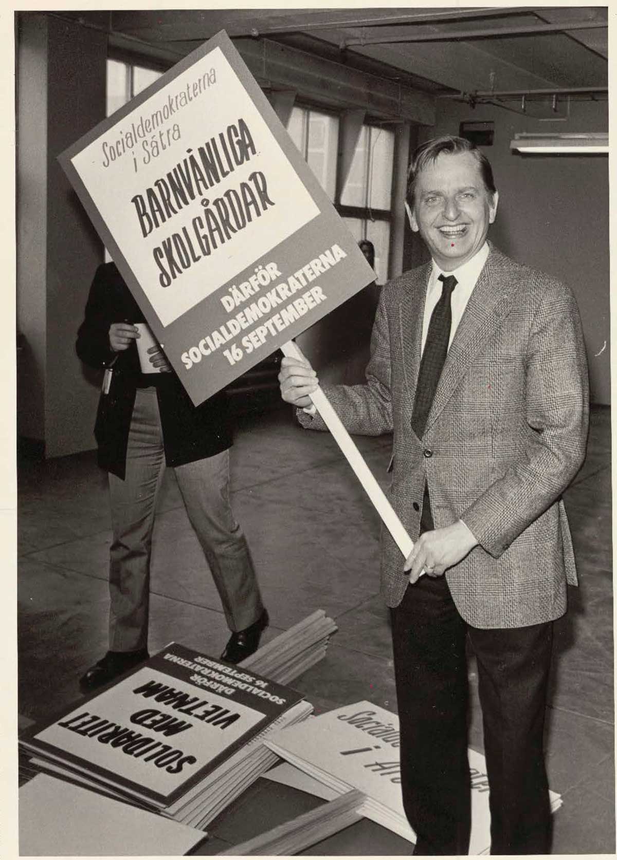Olof Palme med ett förstamajplakat 1973. Foto: Jan Wirén/TT