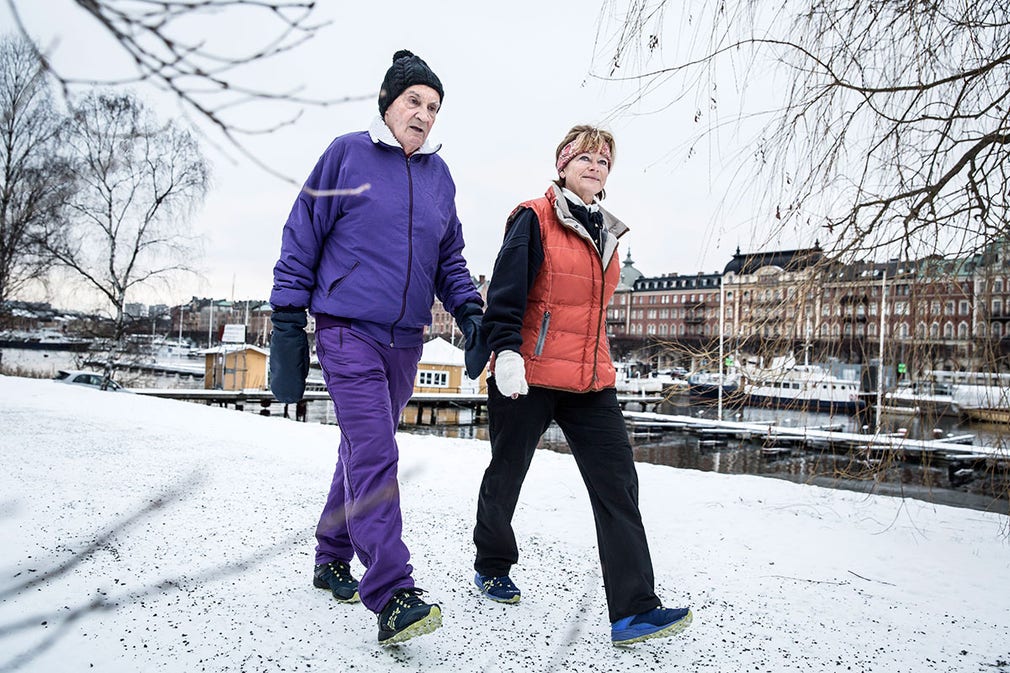 Ulf Adelsohn och Lena Adelsohn Liljeroth tar sin morgonpromenad på Djurgården.