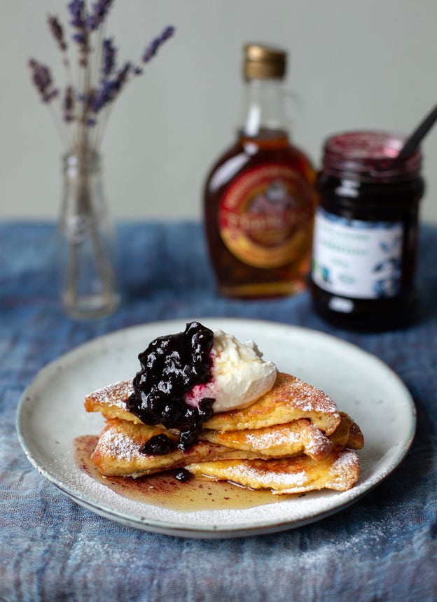 Ricottan och blåbärssylten kan bytas ut mot valfri topping, till exempel rysk yoghurt och smör- och kanelstekta äpplen.