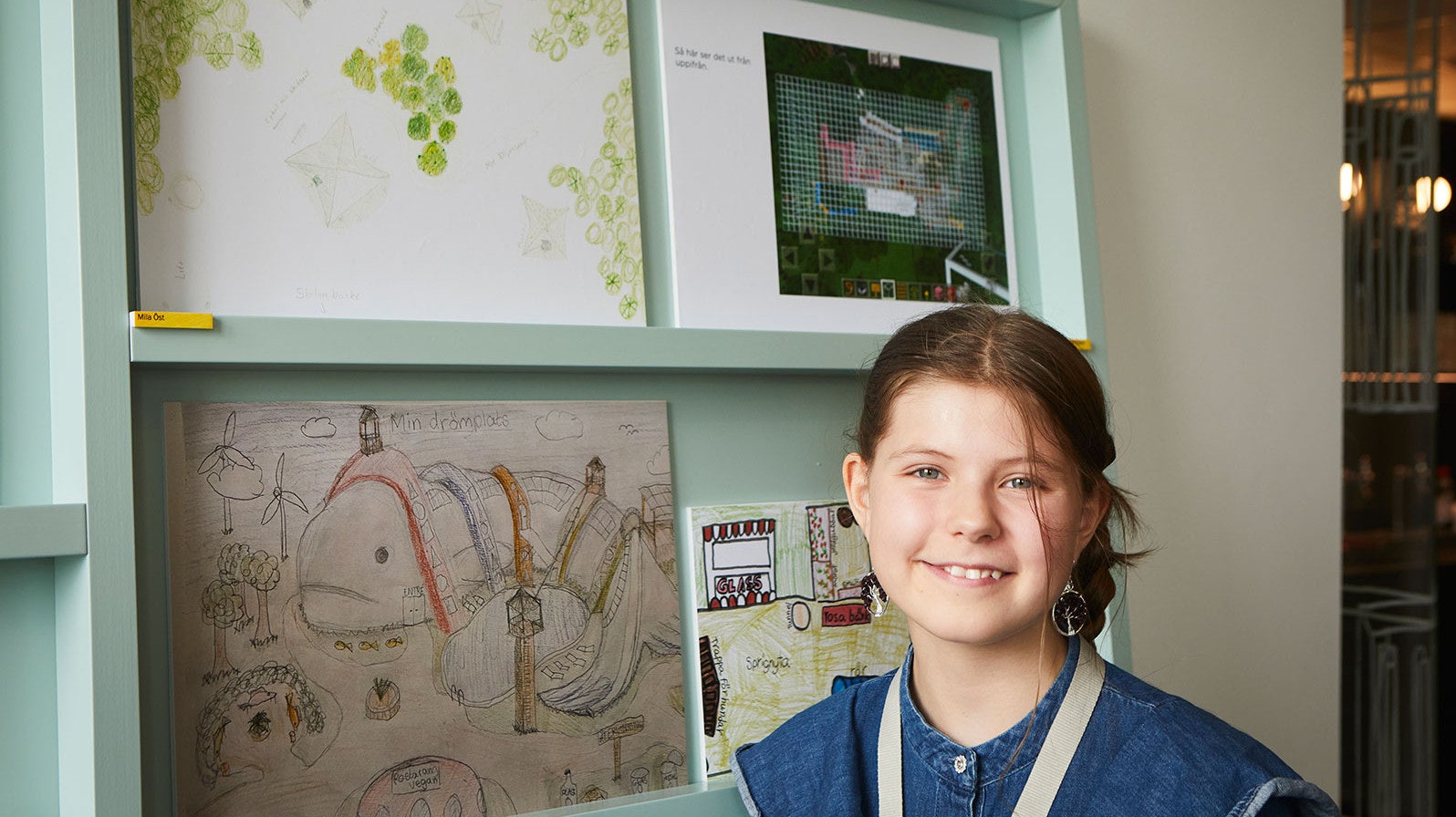 Förstapris-vinnaren Mila med sitt utställda bidrag.