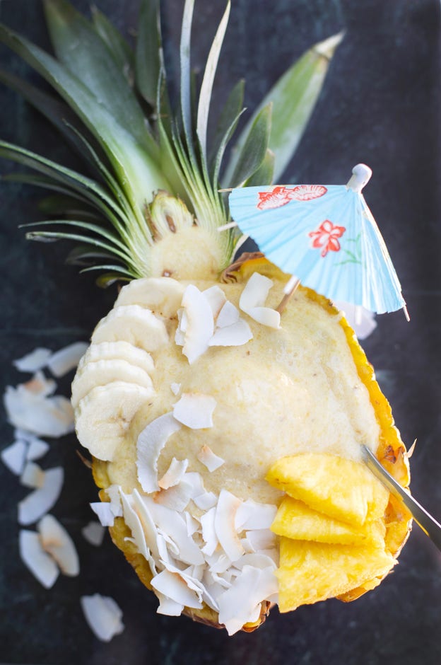 En halverad ananas blir en snygg skål.
