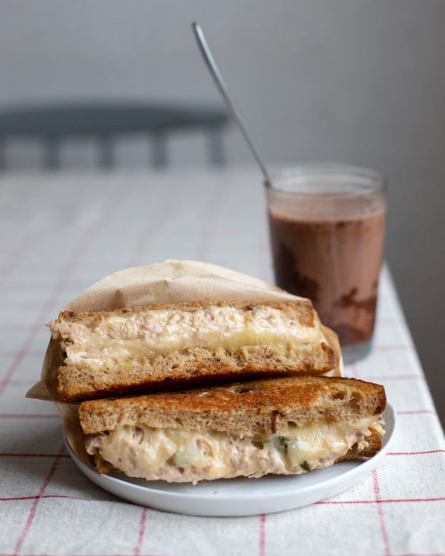 Servera toasten i kaffefilter om du inte vill riskera att fyllningen hamnar i knät.
