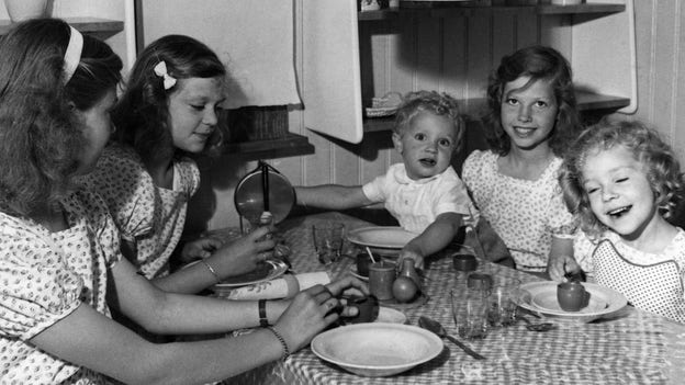 Carl Gustaf och hans fyra syrror har kalas i lekstugan.