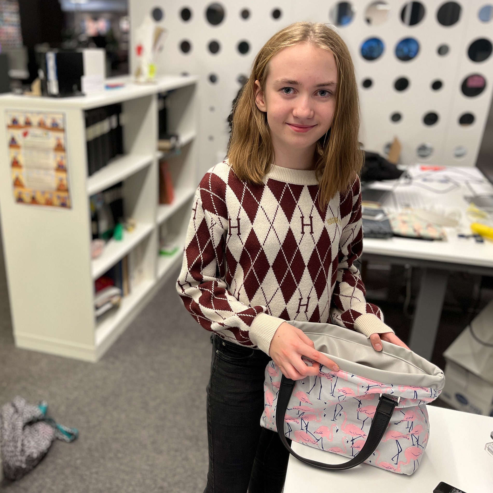 Den ursnygga Flamingo-väskan har Klara sytt själv, hemma hos sin pyssel-idol mormor. Det var även där de vinnande gosedjuren blev till.