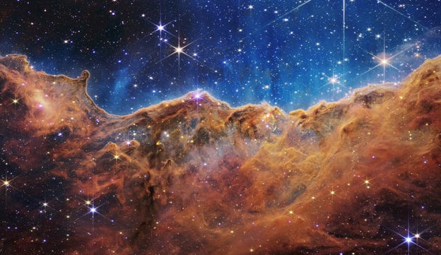 Carina-nebulosan sträcker ut sig som böljande berg i rymden.