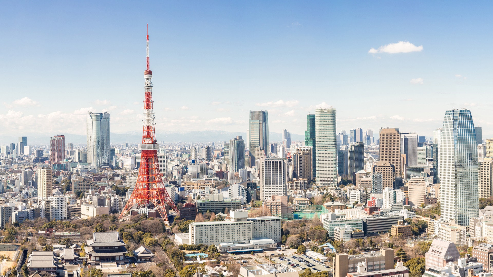 Tokyo tower (det röda tornet) är en av många höga byggnader i Tokyo.