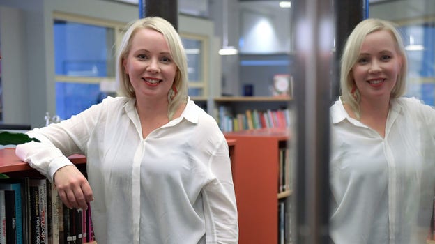 Lisa Bjärbo har skrivit många böcker. Hon är aktuell med Jobbiga tjejer, som hon skrivit ihop med Johanna Lindbäck och Sara Ohlsson.