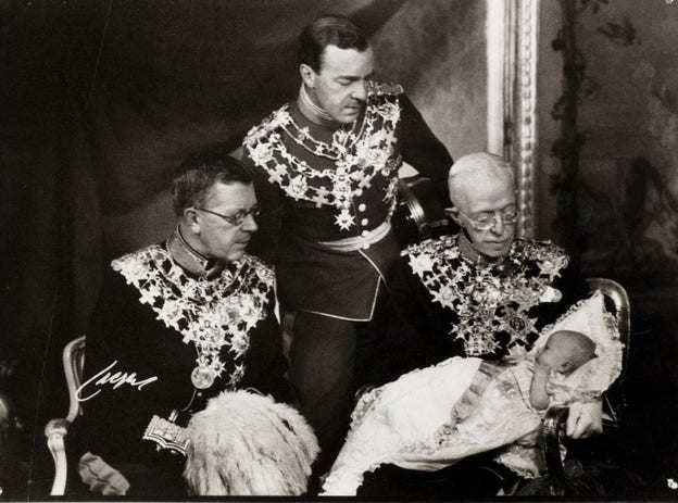 Fyra generationer: Kungen som bebis med pappa, farfar och farfarsfar.