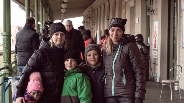 Timur, 10 (i mitten) flyr med sin syster Eva, 5, mamma Hanna, sin kusin Mieke, 9, och kusinens mamma. De är på väg till Krakow i Polen.