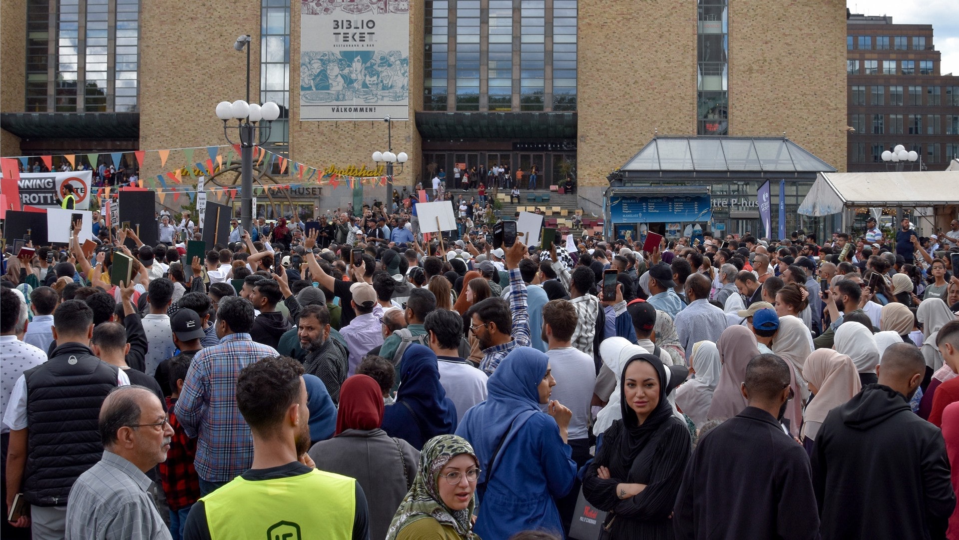 En fredlig demonstration i Stockholm mot koranbränningarna.
