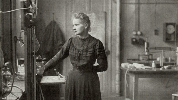 Marie Curie i sitt laboratorium.