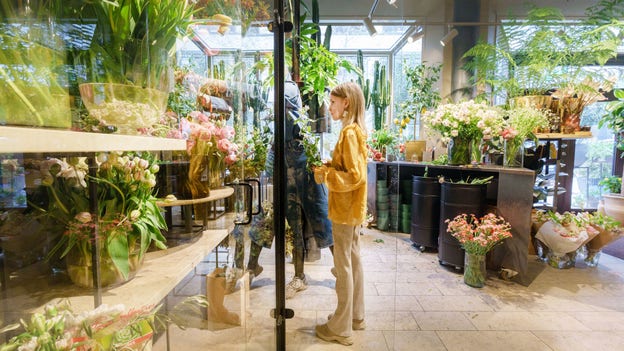 Amanda valde blommor efter utseende och doft. Pioner, syrener och luktärter ger en härlig doft av sommar.