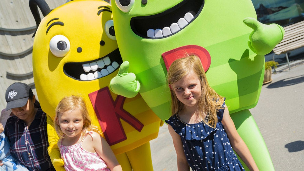 Vännerna Edith Lumén, 8, och Minou Bergin Bergling, 8, var glada över att träffa K och P!