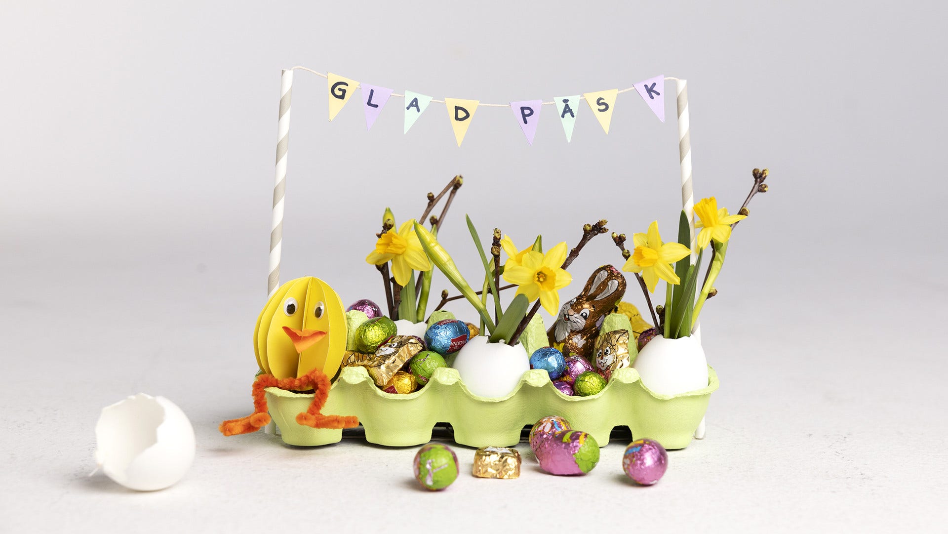 Blommor, ägg och godis – det här pyntet har allt! Kycklingen fick ben och ögon innan den flyttade in i kartongen.