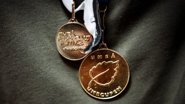 Medaljer från turneringar. Efter grundskolan vill Milton börja på innebandy-gymnasium.