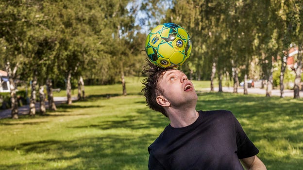 Bra på att gejma, men också på att tricksa. Tomu har uppträtt som fotbolls-jonglör.