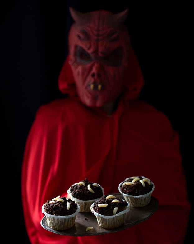 På äkta monster-muffins kryper det så klart fluglarver.