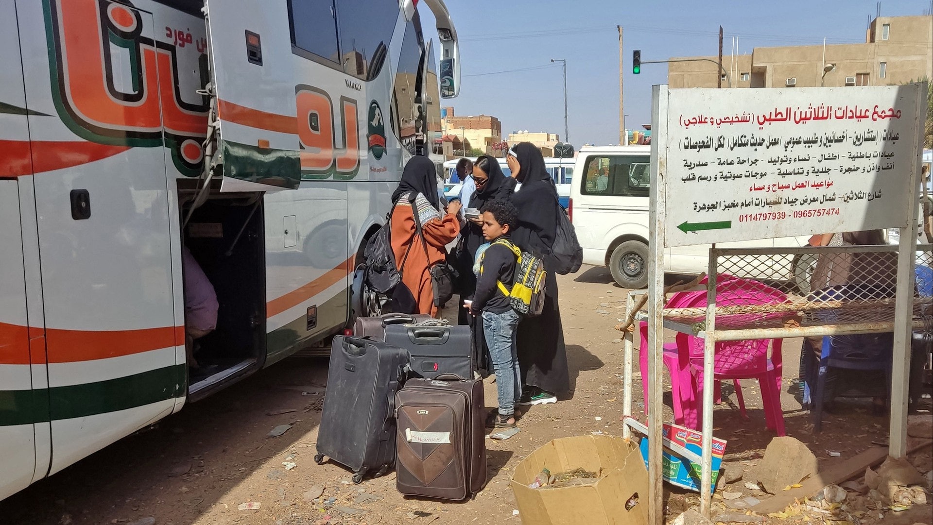 Människor lämnar huvudstaden Khartoum.
