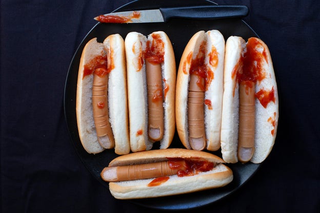 Kusliga fingrar med bröd.