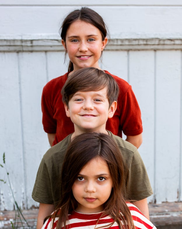 Polly, Nils och Rani som spelar Maja, Lasse och Klara i den nya LasseMaja-filmen.
