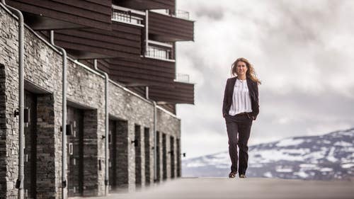 VÅGAR STEGET. Pernilla Gravenfors, vd för det omskrivna hotellet Copperhill Mountain Lodge i Åre, lämnar sitt uppdrag för att stället blir vd för och delägare i konkurrenten Holiday Club.