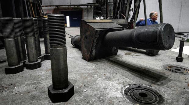 Bultarna som säkrade locket till reaktorinneslutningen väger 147 kilo stycket.