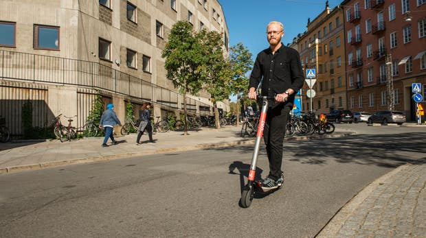 Di Digitals reporter Fredrik Björkman testar Voi:s scooter.