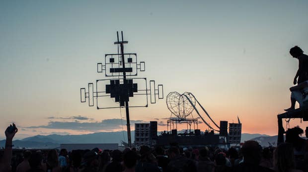 Robotar i alla färger, former och storlekar går omkring i Black Rock City eftersom årets tema är ”Jag, Robot”. Foto: Elisabeth Ingvar