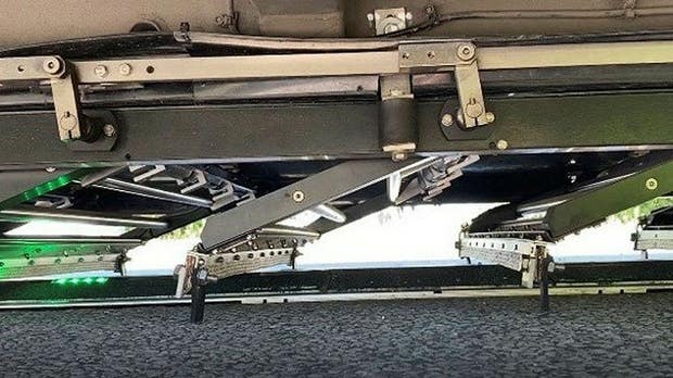 Fordonen som använder skenorna måste även utrustas med så kallade ”avtagare” undertill, i princip en metallram med 3-5 släpkontakter, till en kostnad på 20.000-50.000 kronor per fordon.
