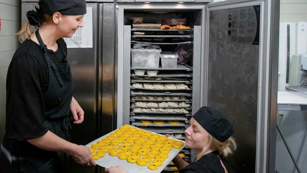 Sara Wennerström och nya vd:n Nelli Amnebjer sorterar in på rätt sätt i frysen.