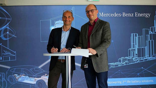 Rasmus Bergström, VD, BatteryLoop och Gordon Gassmann, VD, Mercedes Benz Energy undertecknar avtalet.