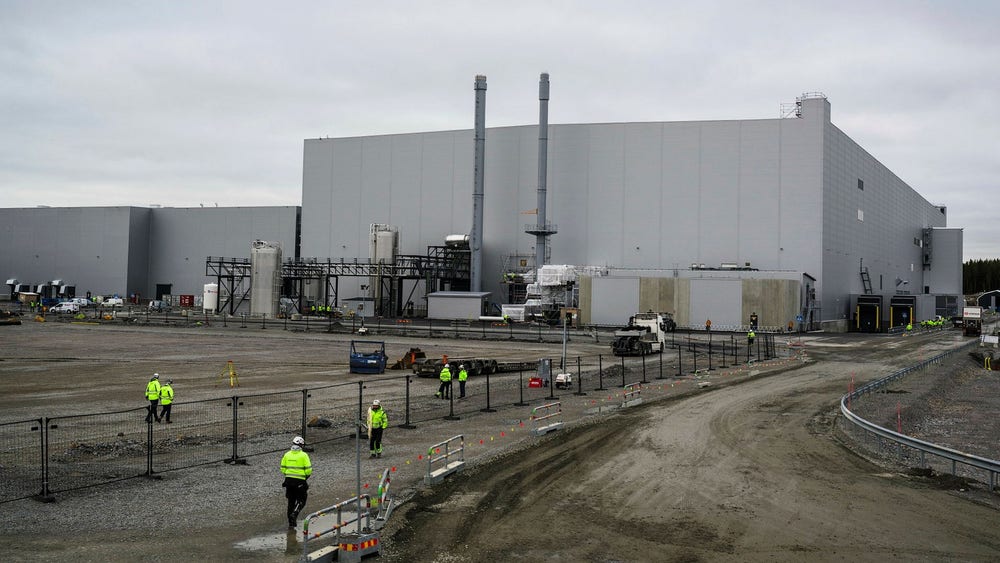 Northvolt-anställd har livshotande skador efter olycka