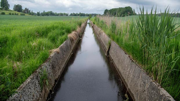 Det stensatta diket som för med sig dagvatten från Katrineholm ned mot Djulösjön.