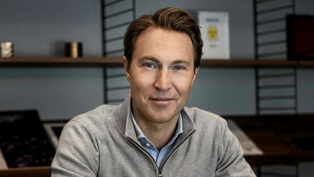 Revelops vd Thomas Sipos.