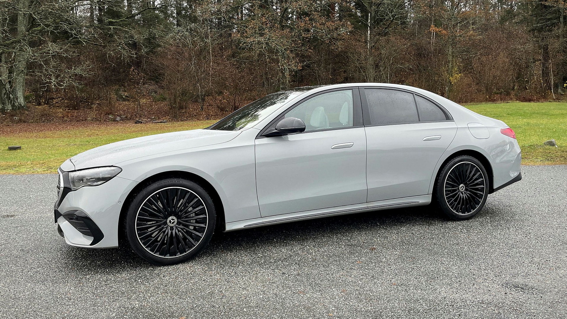 Mercedes E-klass som laddhybrid lever upp till ryktet som Autobahn-kryssare – med en eldrift som hanterar kortare vardagsturer och acceleration.