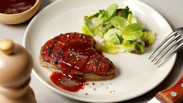 Till en början kommer produkterna vara baserade på både växter och odlat kött.