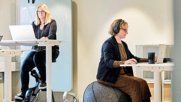 Monica Åkerlund använder cykeln och Helena Eriksson jobbar på en pilatesboll.