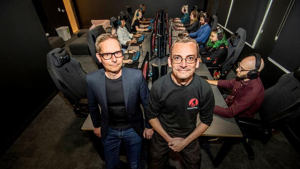 Sharkmobs grundare vd:n Fredrik Rundqvist och Martin Hultberg, ip- och kommunikationschef, i ett gamingrum på nya kontoret i London.