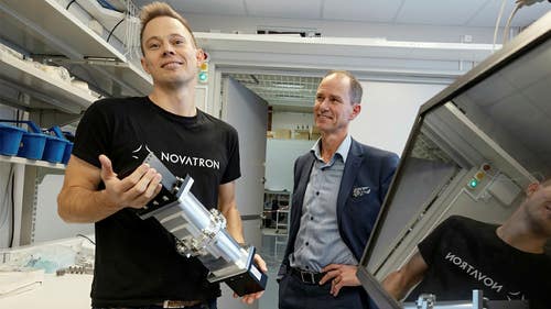 Forskningsingenjören Robin Dahlbäck, till vänster, är en av nyckelpersonerna som är med och bygger Novatron Fusion Groups första testanläggning. Här tillsammans med vd Peter Roos.