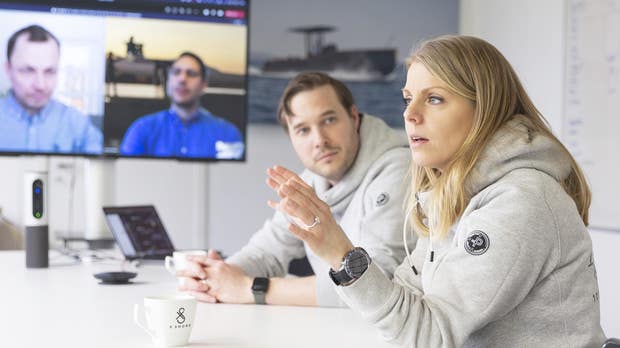 Jenny Keisu, VD för XShore tillsammans med Elias Wästberg, kommunikationschef. På skärmen från vänster är Marcus Jungell, säljchef och Nicolas Broberg, produktionschef.