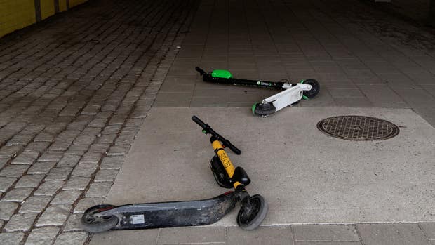 El-scootrar som ligger slängda på trottoarer och cykelbanor har retat gallfeber på många stockholmare. Inte helt lätt att lösa, enligt Helldén.