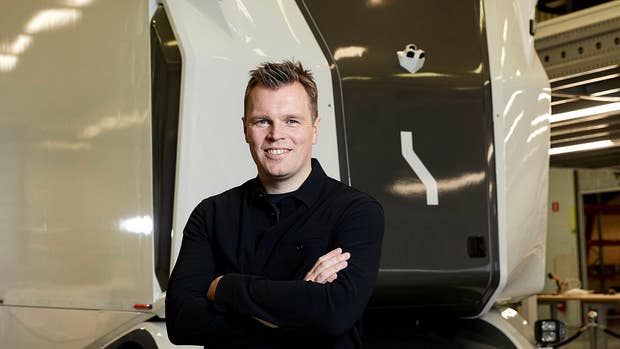Einrides vd och medgrundare Robert Falck framför en av företagets poddar.