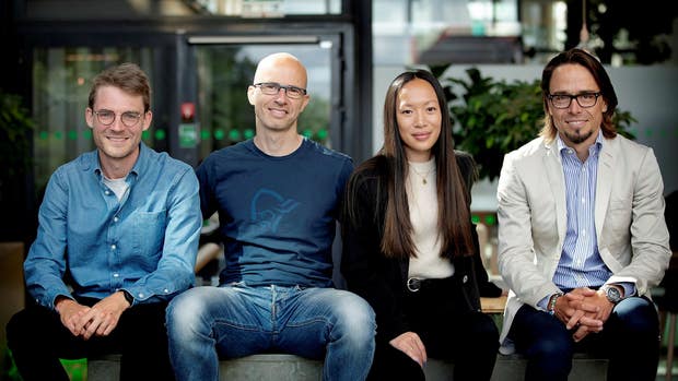 Envues medgrundare (från vänster): David Albinsson, teknisk chef, Joachim Fritzsche, forskare inom kemisk fysik, vd:n Ellen Andréasson och forskaren Christoph Langhammer, professor i kemisk fysik, som startade projektet. Forskaren Barbora Spackova är inte på bild.