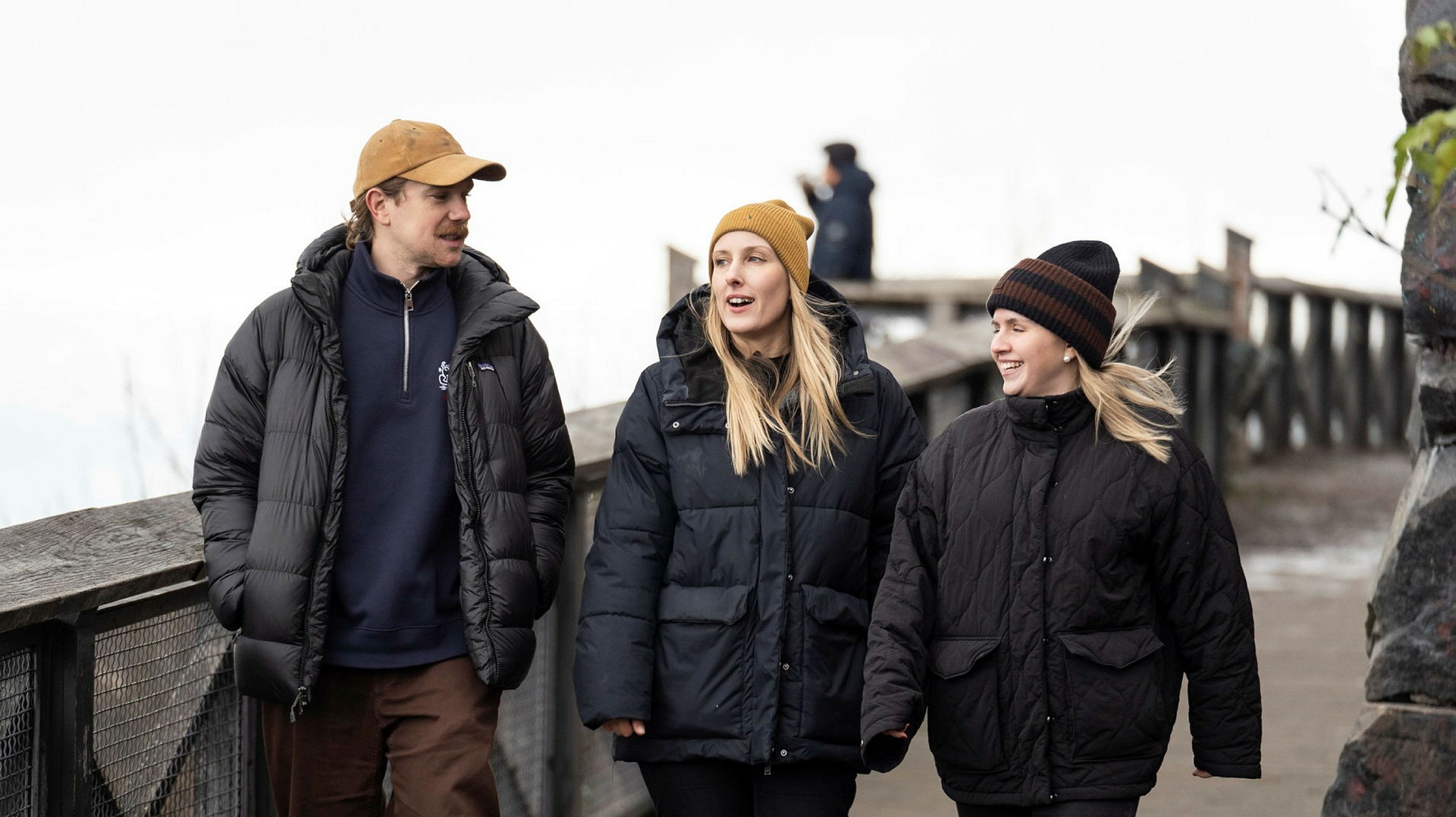 Oh Mys vd Sara Thun Arodén (mitten) berättar om företagets progressiva friskvård där en promenad triggar en utbetalning av så kallad ”luftlön”. Här tar hon en promenad med Martin Runfors (vänter) och Agnes Thurfjell.