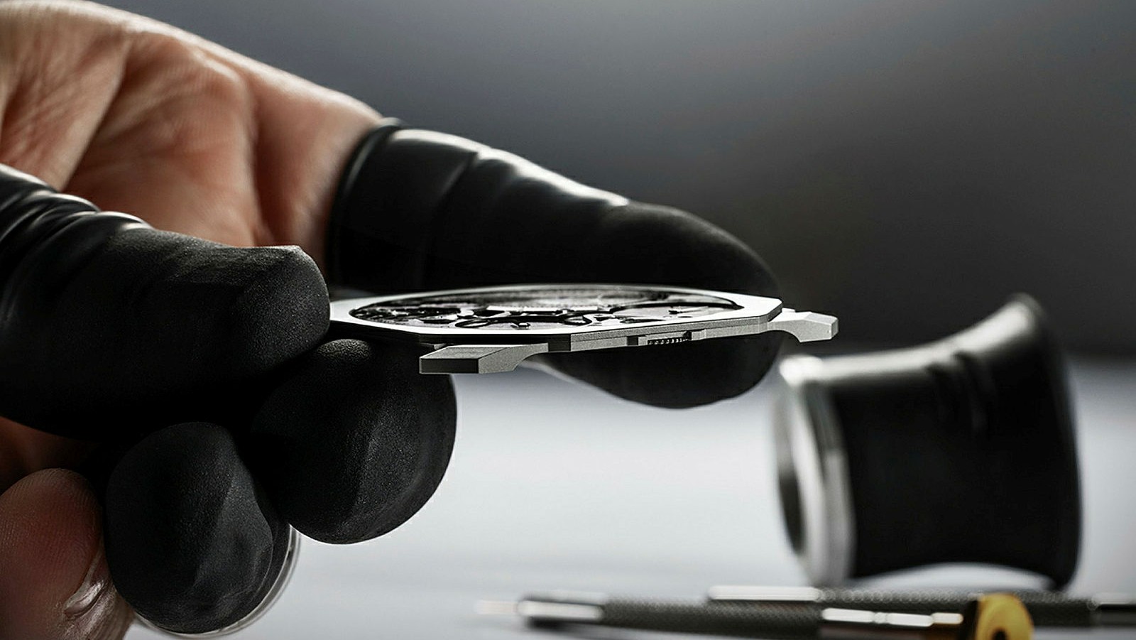 Bulgari Octo Finissimo Ultra Cosc är den tunnaste mekaniska klockan som har tillverkats. Klockan är bara 1,7 millimeter tjock.