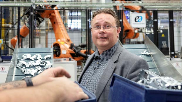 I ståldörrsfabriken visar Fredrik Silverstrand upp ett automatiserat flöde.